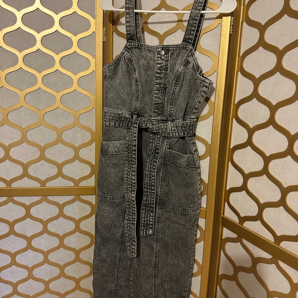 Universal Threads women’s size 4 overall/romper